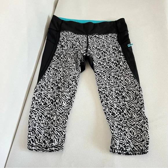 lululemon athletica Pants - Lululemon Run Top Speed Crop Size 8 Brushed Animal Print White Black Legging
